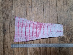 Morceau de cuir de crocodile véritable rose fuchsia - cuir en stock