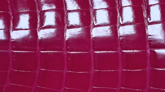 Morceau de cuir de crocodile véritable rose fuchsia - cuirenstock