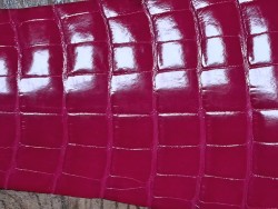Morceau de cuir de crocodile véritable rose fuchsia - cuirenstock
