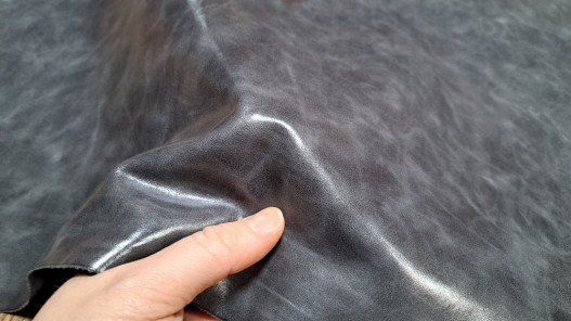 Demi-peau de cuir de vachette ciré pullup - gris acier - maroquinerie - Cuir en stock