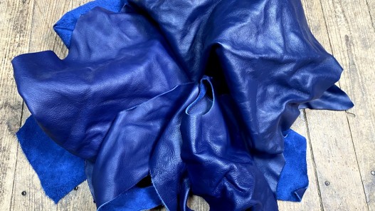 Chutes de cuir de veau bleu outremer - maroquinerie - Cuir en Stock