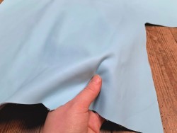 Demi peau de cuir de veau - bleu ciel - maroquinerie - Cuir en stock