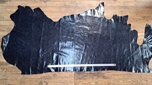 Morceau de cuir de vachette pullup - noir bleuté nuancé - maroquinerie - Cuirenstock