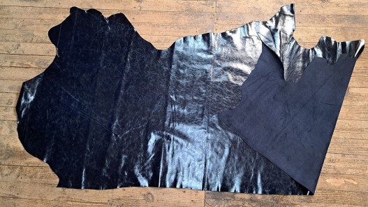 Morceau de cuir de vachette pullup - noir bleuté nuancé - maroquinerie - cuirenstock