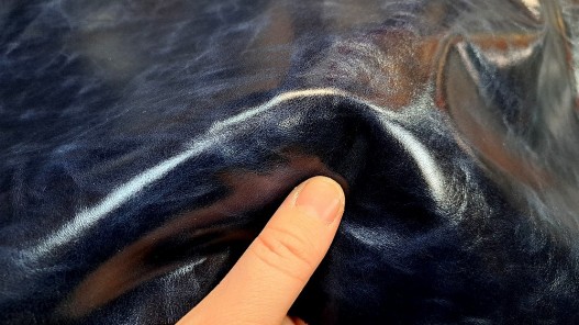 Morceau de cuir de vachette pullup - noir bleuté nuancé - maroquinerie - Cuir en stock