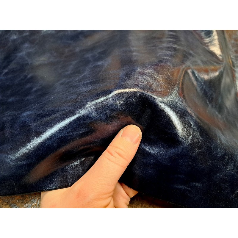 Morceau de cuir de vachette pullup - noir bleuté nuancé - maroquinerie - Cuir en stock