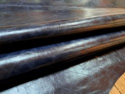 Morceau de cuir de vachette pullup - noir bleuté nuancé - maroquinerie - cuir en stock