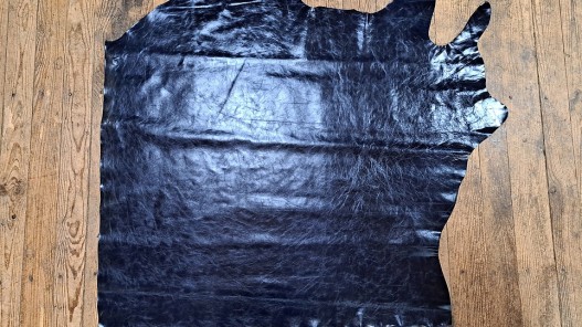 Demi peau de cuir de vachette ciré pullup - noir bleuté - maroquinerie - Cuir en stock