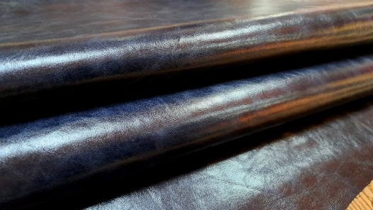 Demi peau de cuir de vachette ciré pullup - noir bleuté - maroquinerie - cuir en stock