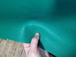 Grand morceau de cuir de taurillon - gros grain - couleur vert menthe - Cuir en stock