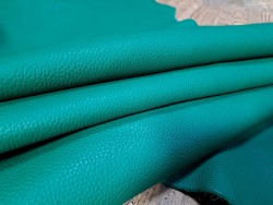 Grand morceau de cuir de taurillon - gros grain - couleur vert menthe - Cuir en Stock