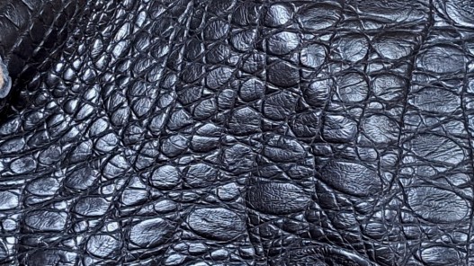 Morceau de peau de cuir de crocodile noir mat - maroquinerie - bijou - Cuir en stock