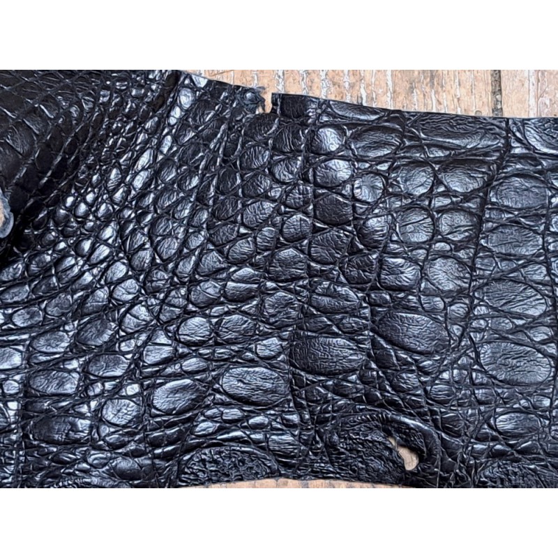 Morceau de peau de cuir de crocodile noir mat - maroquinerie - bijou - Cuir en stock