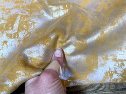 Peau de veau velours métallisé Graffiti - jaune ocre - Maroquinerie - cuir en stock