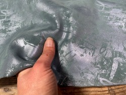 Peau de veau velours métallisé Graffiti - vert - Maroquinerie - cuir en stock