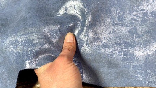 Peau de veau velours métallisé Graffiti - bleu jeans - Maroquinerie - cuir en stock