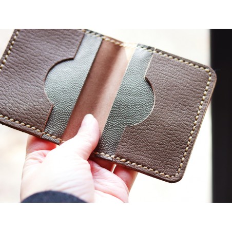 Création d'un porte-cartes avec un morceau de cuir - Cuir en Stock