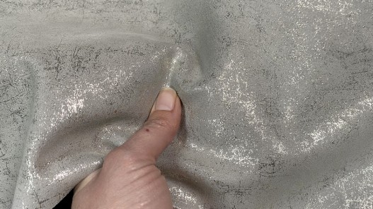 Peau de veau velours métallisé effet béton - gris perle - Maroquinerie - Cuir en stock