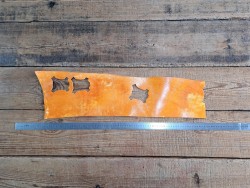 Grand morceau de collet de vache végétal orange nuancé - Cuir en Stock