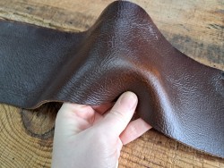 Morceau de cuir de collet tannage végétal brun nuancé - tamponné - étui de couteau - holster - cuir en stock