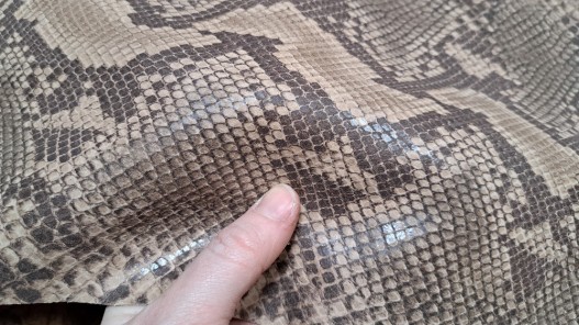 Demi-peau de cuir de veau façon grain serpent beige - maroquinerie - Cuir en stock