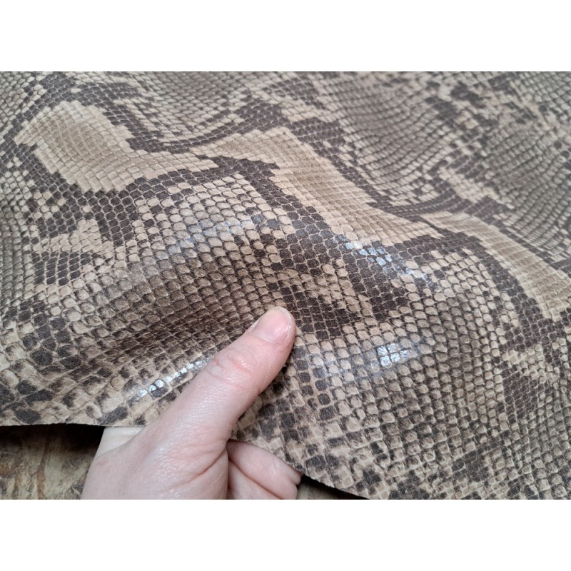 Demi-peau de cuir de veau façon grain serpent beige - maroquinerie - Cuir en stock