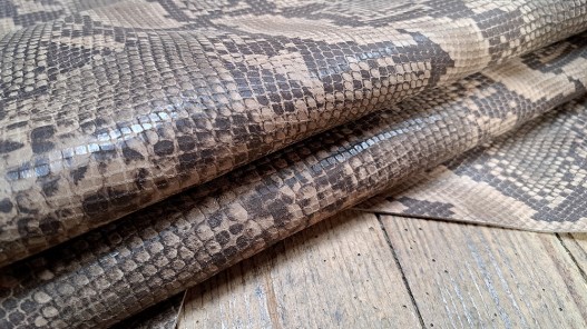 Demi-peau de cuir de veau façon grain serpent beige - maroquinerie - cuir en stock