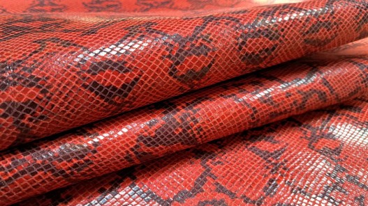 Détail peau de cuir de veau façon serpent - rouge - maroquinerie - cuir en stock
