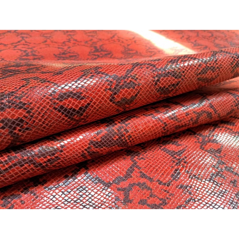 Détail peau de cuir de veau façon serpent - rouge - maroquinerie - cuir en stock