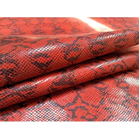 Détail peau de cuir de veau façon serpent - rouge - maroquinerie - cuir en stock