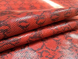 Détail peau de cuir de veau façon serpent - rouge - maroquinerie - cuir en stock