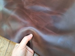 Demi-peau de cuir de vachette ciré pullup - brun rouge - maroquinerie - cuir en stock