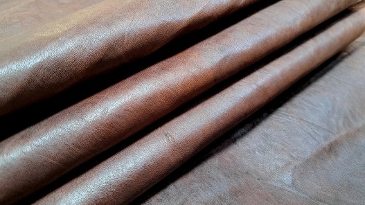 Demi peau de cuir de vachette ciré pullup - marron châtaigne nuancé - maroquinerie - cuir en stock