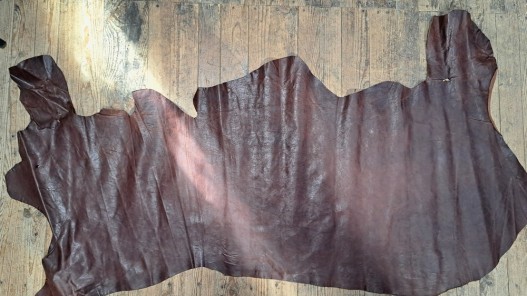 Demi peau de cuir de vachette ciré pullup - marron châtaigne nuancé - maroquinerie - Cuirenstock