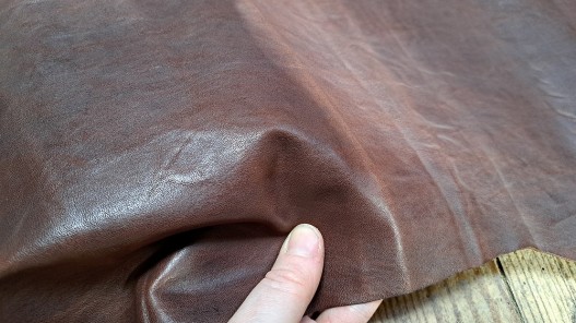 Demi peau de cuir de vachette ciré pullup - marron châtaigne nuancé - maroquinerie - Cuir en stock