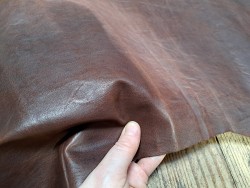 Demi peau de cuir de vachette ciré pullup - marron châtaigne nuancé - maroquinerie - Cuir en stock