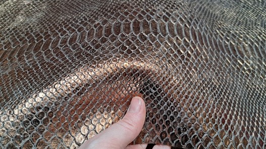 Peau de vachette métallisé python -bronze - Cuir en stock