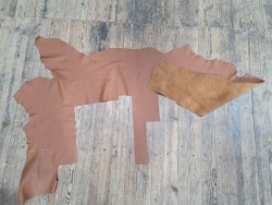 Grand morceau de cuir de taurillon - gros grain - couleur brun caramel - cuir en stock