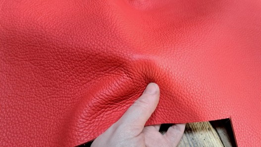 Grand morceau de cuir de taurillon - gros grain - couleur rouge vif - cuirenstock
