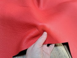 Grand morceau de cuir de taurillon - gros grain - couleur rouge vif - cuirenstock