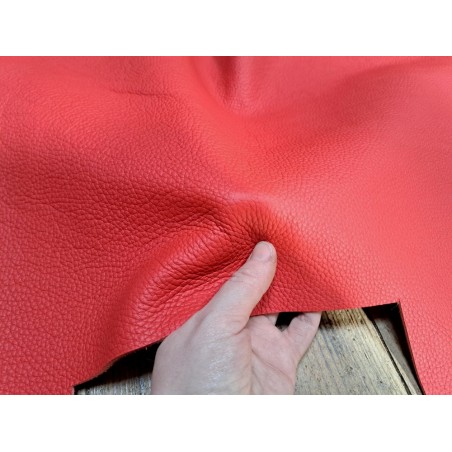 Grand morceau de cuir de taurillon - gros grain - couleur rouge vif - cuirenstock