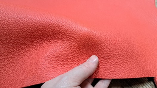 Grand morceau de cuir de taurillon - gros grain - couleur rouge corail - cuir en stock