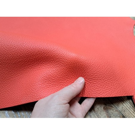 Grand morceau de cuir de taurillon - gros grain - couleur rouge corail - cuir en stock