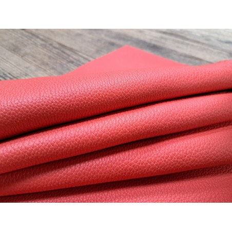 Grand morceau de cuir de taurillon - gros grain - couleur rouge corail - Cuir en Stock