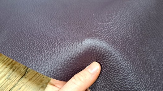 Grand morceau de cuir de taurillon - gros grain - violet raisin - cuir en stock