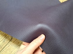 Grand morceau de cuir de taurillon - gros grain - violet raisin - cuir en stock