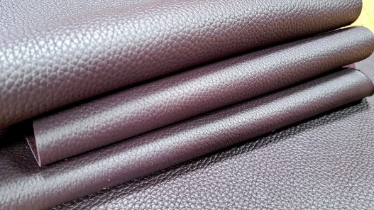 Grand morceau de cuir de taurillon - gros grain - violet raisin - Cuir en Stock