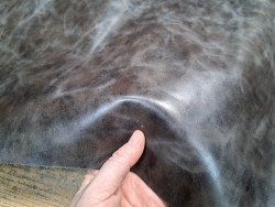 Demi-peau de cuir de vachette ciré pullup gris taupe nuancé - maroquinerie - Cuir en stock