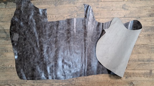 Demi-peau de cuir de vachette ciré pullup gris taupe nuancé - maroquinerie - cuir en stock