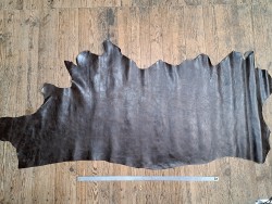 Demi-peau de cuir de vachette ciré pullup marron ébène nuancé - maroquinerie - cuir en stock